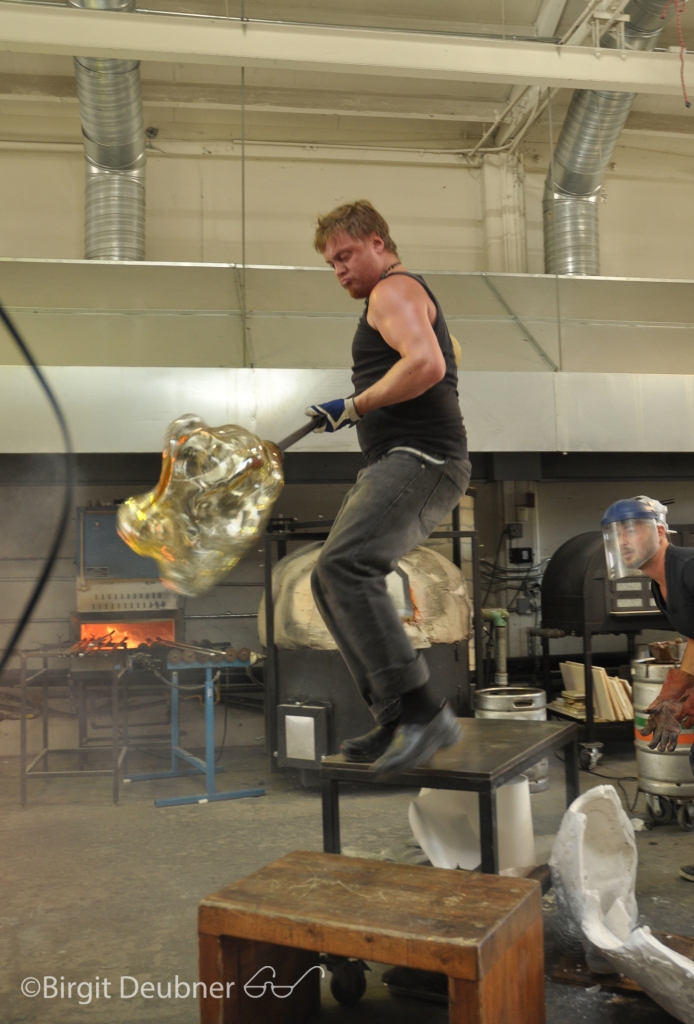 Alex Abajian holding the blowpipe with the large body cast glass (project for Ivan Mora)